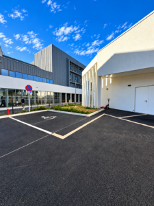 Marquage au sol CROUS de Rodez : stationnement PMR, cheminements et signalisation